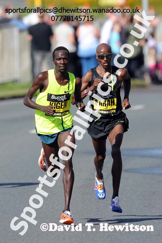 Mo Farah and Mike Kigen lead the mens 2014 BUPA Great North Run. Photo: David T. Hewitson/Sports for All Pics